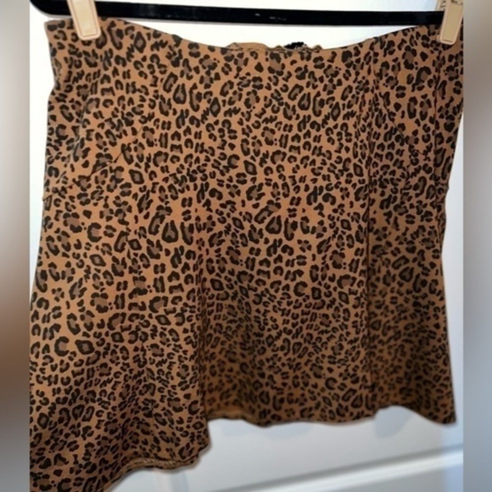 The limited mini leopard skirt - size medium